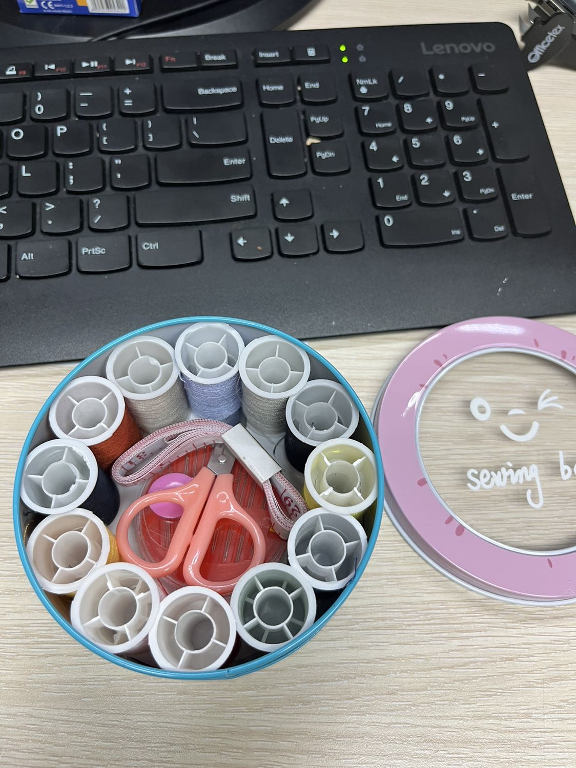 Hộp đẹp. Kute. Đầy đủ kim chỉ. Giá khá tốt. Giao hàng lại nhanh cần gấp có liền. Cho shop 5 sao