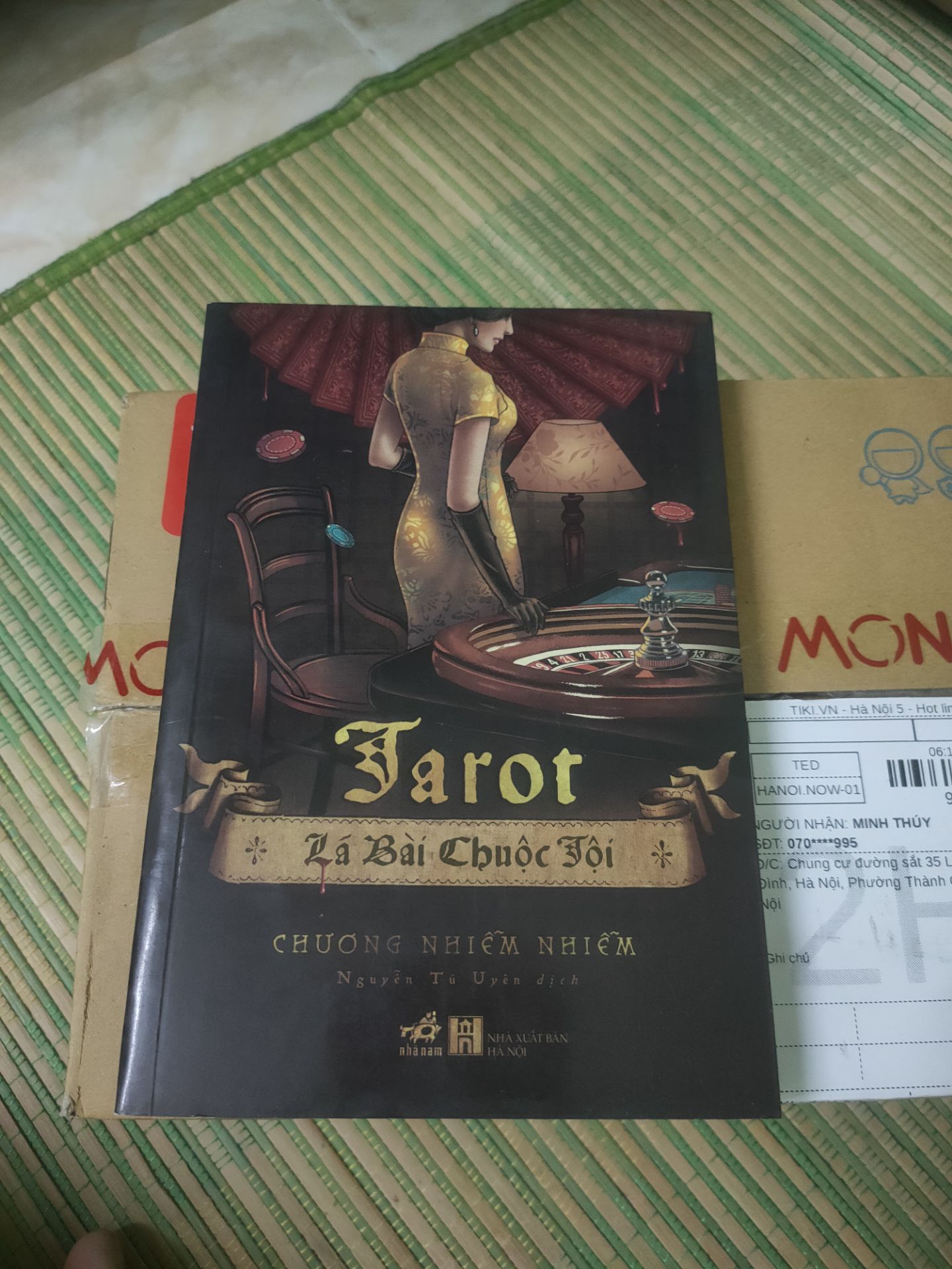 Bìa sách hơi cũ, nhưng bên trong vẫn mới. Giao hàng nhanh, đóng gói cẩn thận, không bị móp méo.