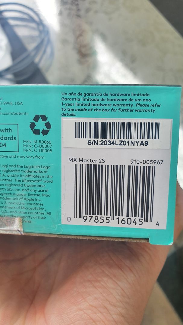 Sản phẩm cũ, đã qua sử dụng, không có tem bảo hành. Hộp cũng bị cũ, bị dán nhiều lần băng keo chỗ mở hộp, không có hộp nhựa để đựng chuột. Mã sản phẩm và mã trên hộp không giống nhau. Sản phẩm bị trầy phần đế.