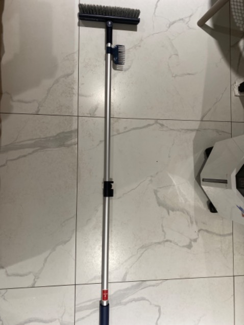 Đầu chổi hơi loe khi chưa qua sử dụng.
Khớp quay đầu chổi không được mượt.