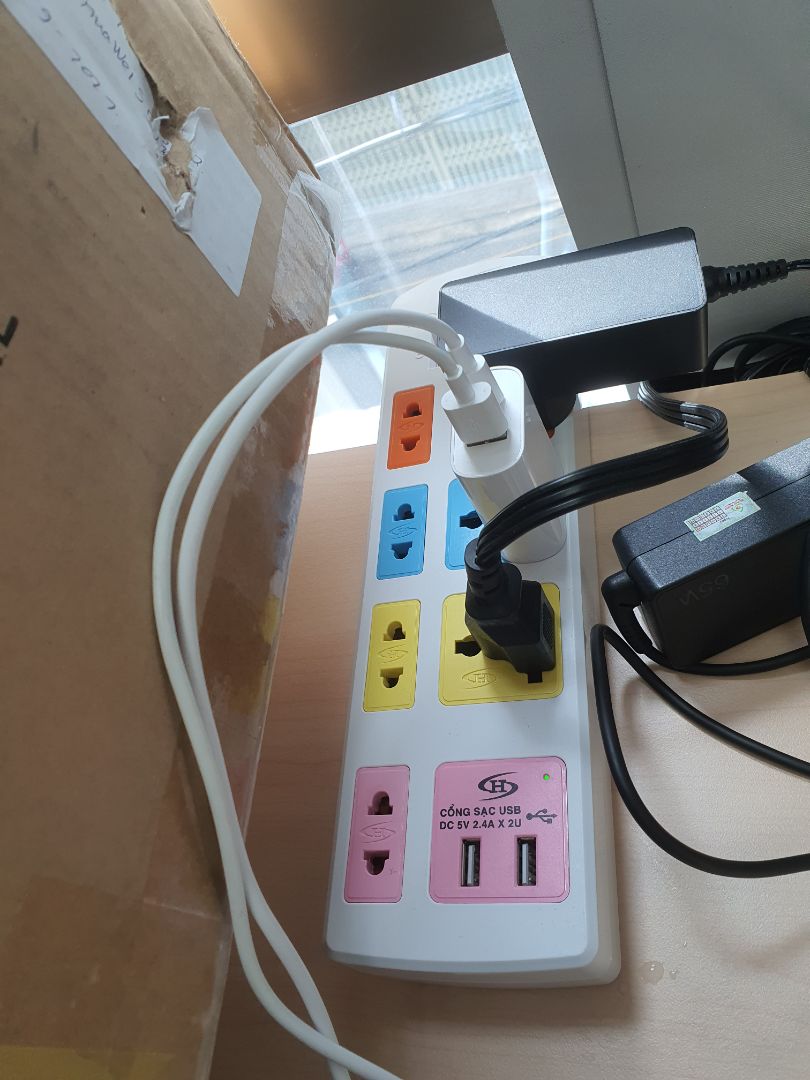 Ổ cắm nhiều màu, nhìn cứng cáp, vui mắt.