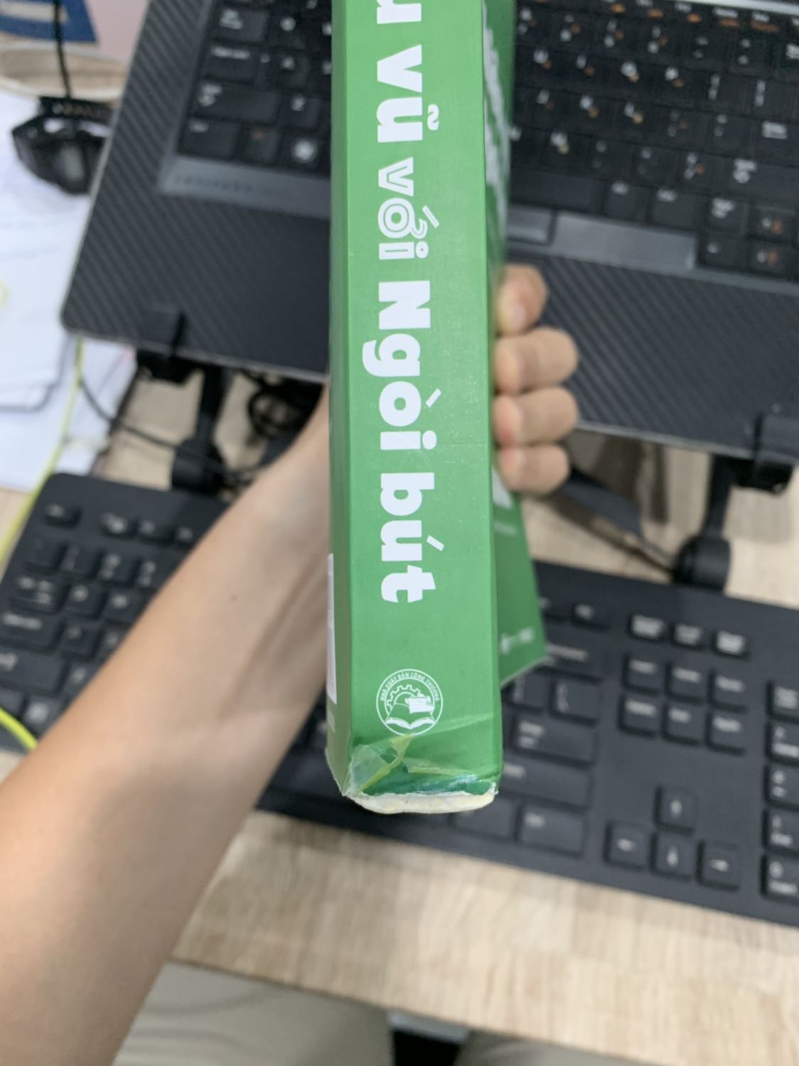 Mới nhận sách vac khui hộp Tiki ra, thấy ngay 2 đầu góc bong tróc Nilong và gãy nứt xả. Đơn hàng mình vừa nhận xong ngày 15/07/2019. Chưa biết nội dung hay không nhưng mà ngoại hình quyển sách mới làm mình thật buồn