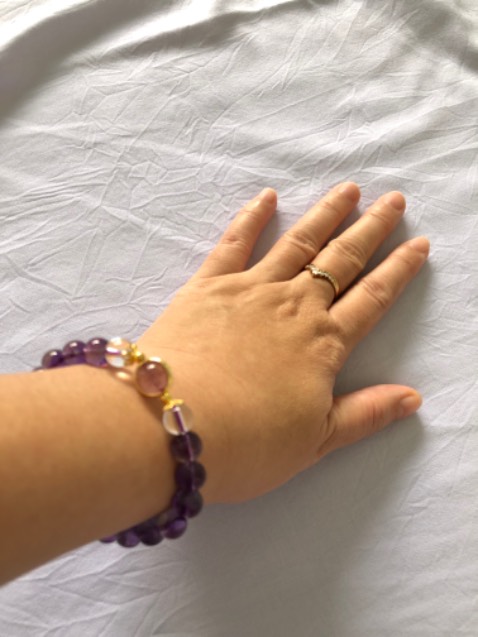 Mình hài lòng lắm. Shop đã chỉnh đúng ni tay cho mình. Mình hi vọng đeo vòng tay vào sẽ được mạnh khỏe. Mình sẽ đặt thêm 1 mẫu Tgạch anh tóc vàng cho bạn.
Cám ơn shop Ngọc Quý nha. 
Nhân viên giao hàng cực kì tử tế, mở hộp đeo vô cho mình luôn. Mình đang trị bệnh ở bệnh viện, em ấy ngồi đợi mình và chào hỏi ân cần.