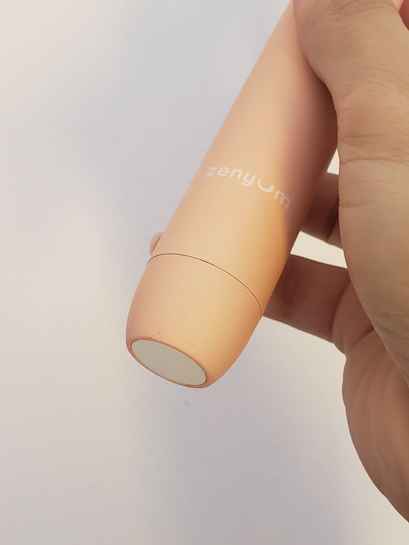 Cũng thấy nhiều người xài bàn chải điện nên lần đầu mình cũng loạn thông tin lắm, vừa hay nhớ ra có đứa bạn mới trúng giải công ty được bàn chải này nên hỏi nó xem xài được ko. Nó bảo ok lắm rồi pin trâu. Vậy là mình mua liền tặng vợ. Vợ mình mới xài 1 lần mà cảm giác xứng đáng đắt xắt ra miếng luôn.Mình thì nở mũi vì ít ra hàng công nghệ nhiều như cát sông Hằng, để chọn được ngay 1 sp mà vợ ưa liền thì đúng thật là may mắn mà🤣