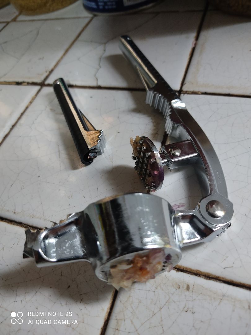 nhận xong hàng thử dập tỏi thì không ra chỉ bám nơi miệng và gãy cán ,không đúng như quảng cáo  mà đúc bằng gang xi bạc bên ngoài, cho dù bằng chất liệu inox thì vẫn không ép ra tỏi được như quảng cáo cảnh báo cho người dùng không nên mua!