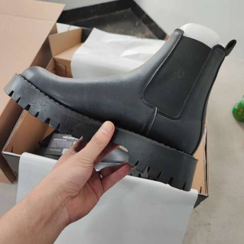 Giày đẹp giống hình, mang vào chân cực sang 
Kb chất da có bền lâu hay ko, nhưng so vs giá tiền thì cũng tạm ok 
Sẽ qlai mua sp khác của shop