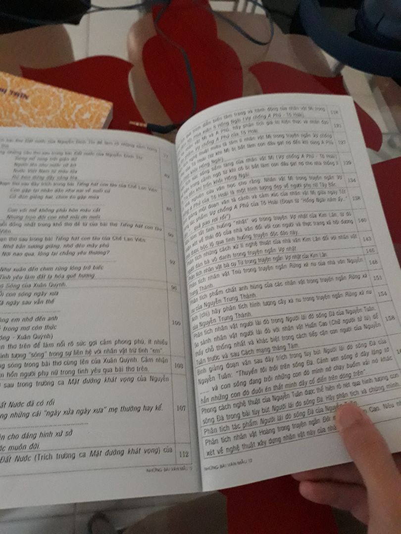 Sách vừa có nghị luận xã hội vừa có phân tích nhân vật .Rất đáng mua