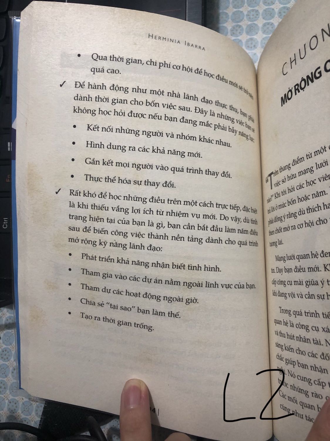 Mình nhận cuốn này vào ngày (1/11) sau khi ktra hàng thì sách rất bẩn, như kiểu vết ố, vết rỉ sắt hay gi đấy, rồi *** thằn lằn ối dồi ôi, m có phản hồi lại tiki ngay sau đó để được hỗ trợ đổi trả, và lần t2 mình nhận thì trong tgian đó mình quá bận nên mình tin tưởng tiki đổi trả thì chắc sp sẽ k có lỗi gi nên mình cũng k ktra, đến nay mình khui ra để đọc thì ôi thôi rất bẩn luon nha mn, mình có đính kèm ảnh lần 1 và lần 2 cho mn xem nha, vì chỉ đăng dc có 5 ảnh thoi, nhưng thực tế mấy chục tấm hình luôn nha mn, vết ố hai lần này nó khá là giống nhau mình nghĩ đây là lô hàng cũ chưa bán hết, mình xem trên bìa là in vào 2017 rất là lâu rồi, và hnay (27/11) m mới bóc ra và liên hệ lại tiki thì bên tiki bảo là chỉ hỗ trợ trong vòng 48h thoi nên vấn đề này mình k dc giải quyết, tr oi mình mua sách tiki rất là nhiều mà bh mình rất rất là thất vọng luôn, các bạn mua cuốn này nên CÂN NHẮC nha, nhìn k khác gi sách cũ, mình mất hứng đọc cuốn này luôn thực sự mà nói mình muốn vứt vào sọt rác dễ sợ 😡😡