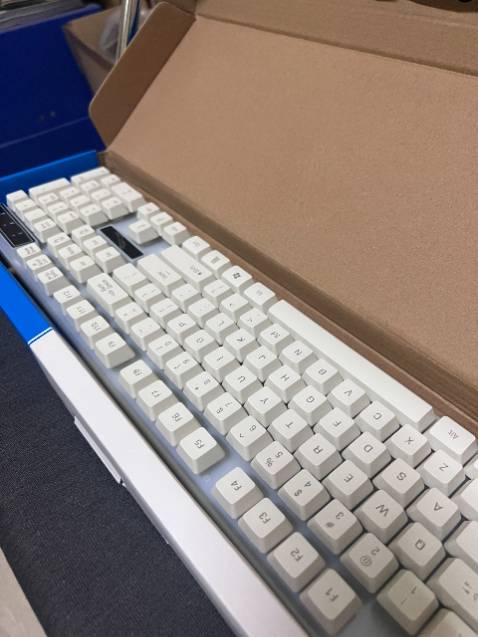 Bàn phím rất êm và đẹp
Chuột hơi lag nhẹ nhưng cũng được
Ko biết bền ko nhưng thấy rẻ đó, giao hàng nhanh nữa