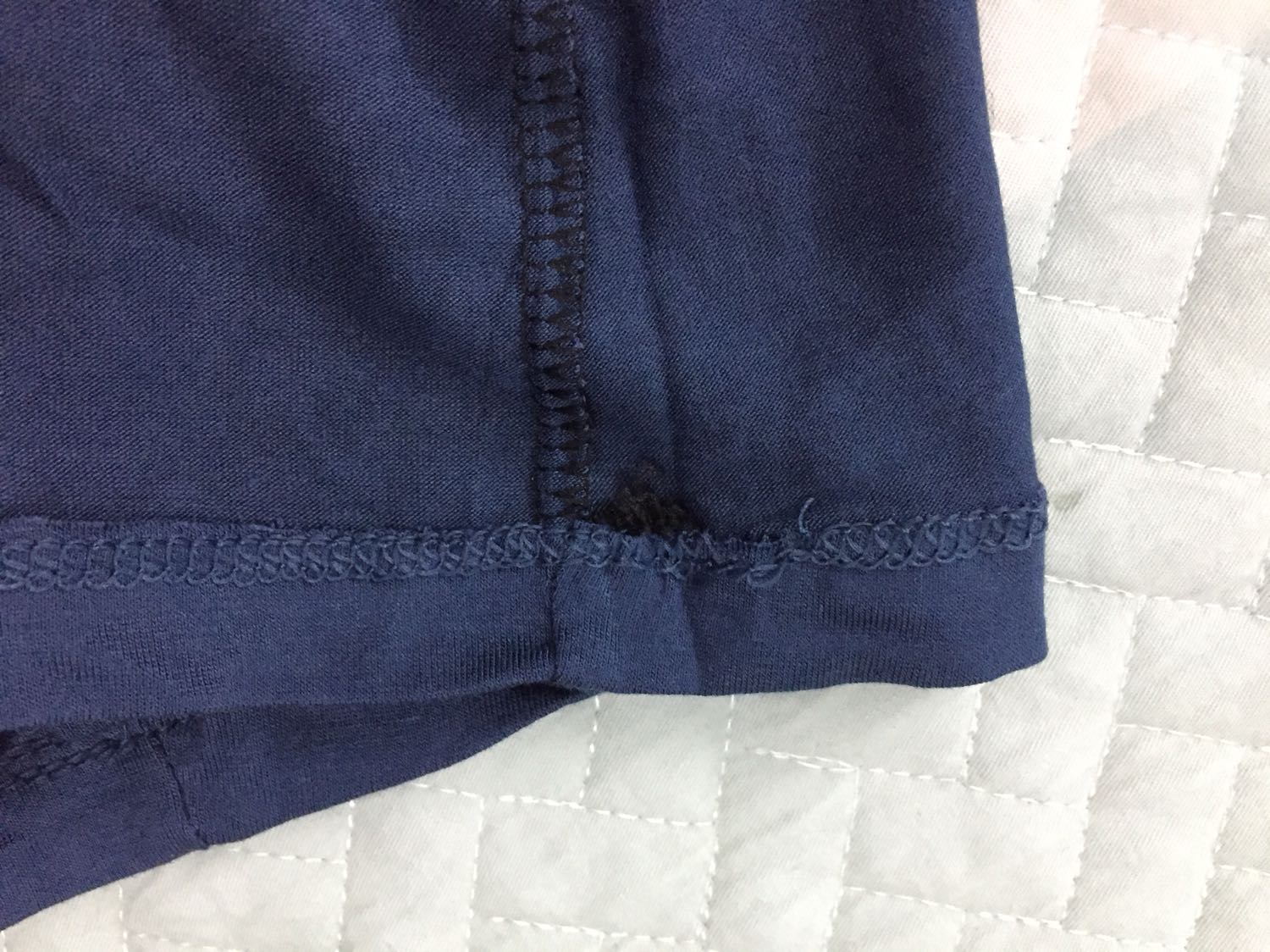 Mình mới nhận hàng hôm qua, thấy hơi thất vọng. Mình kg rành về vải nên không biết có đúng vải lụa như quảng cáo kg. Nhưng đường may rất ẩu. Hàng xuất Nhật gì mà đường may đứt quãng, chồng chéo, hai loại chỉ may, như bị thiếu chỉ phải nối thêm. Còn bị đùn chỉ thành cục nữa.