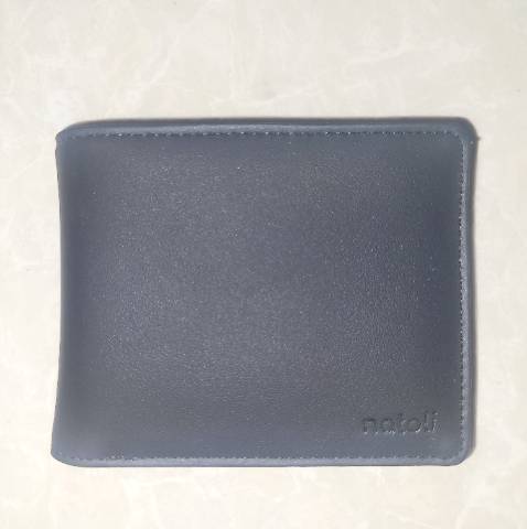 Đẹp, chứa được nhiều thẻ, và thực sự chống nước. Thêm phần khóa kéo nữa để tiền không rơi ra được thì quá ok.