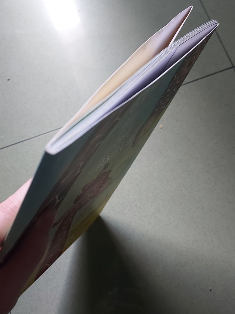 Sách cũ, bám bụi và cong mép!