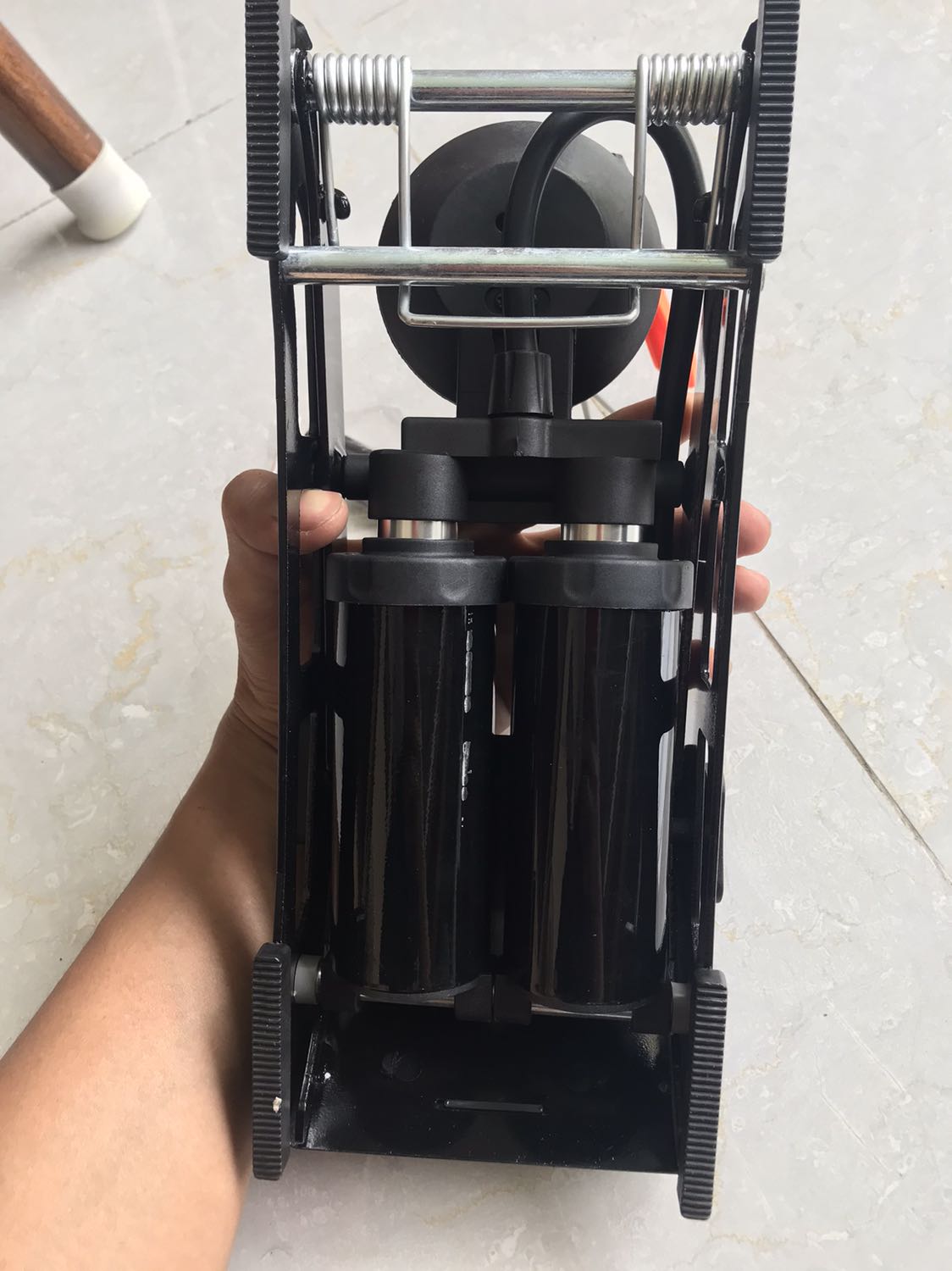 Một xi lanh bị xước khá lớn và to, không có van nối bằng đồng như mô tả trong hình, khoá gài chốt bàn đạp bị lỗi nên khó gài. Còn về chất lượng thì chưa thử nhưng nhìn bề ngoài đã có bấy nhiêu đó điểm không ưng về sản phẩm này