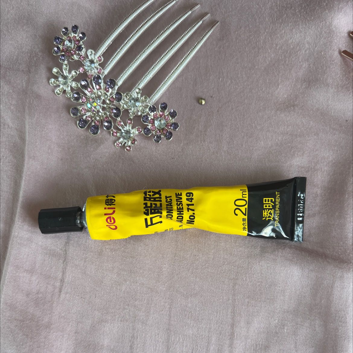 Từ ngày mua đến giờ cũng cố chấp dùng nó để dán nhiều món nhưng chưa món nào dính, lâu khô mà không chắc tí nào