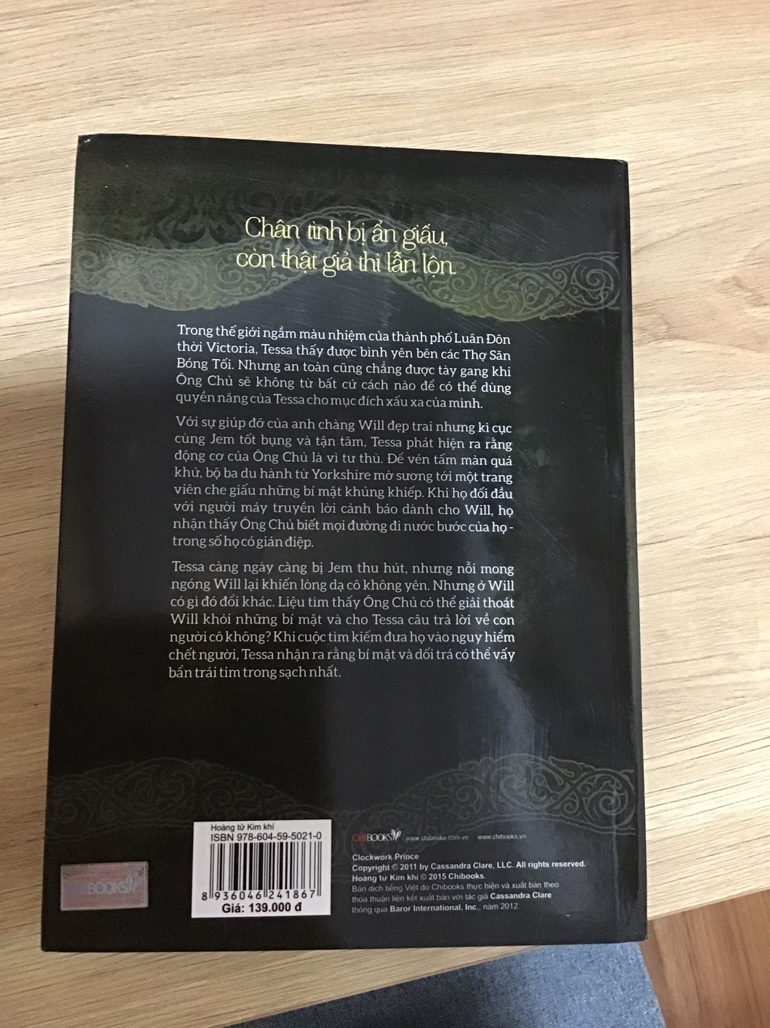 Sách được bao bọc rất tốt, sạch đẹp, mới. Shipper giao hàng rất nhiệt tình. Nội dung series cũng như các tác phẩm khác đã xuất bản của tác giả rất hay.