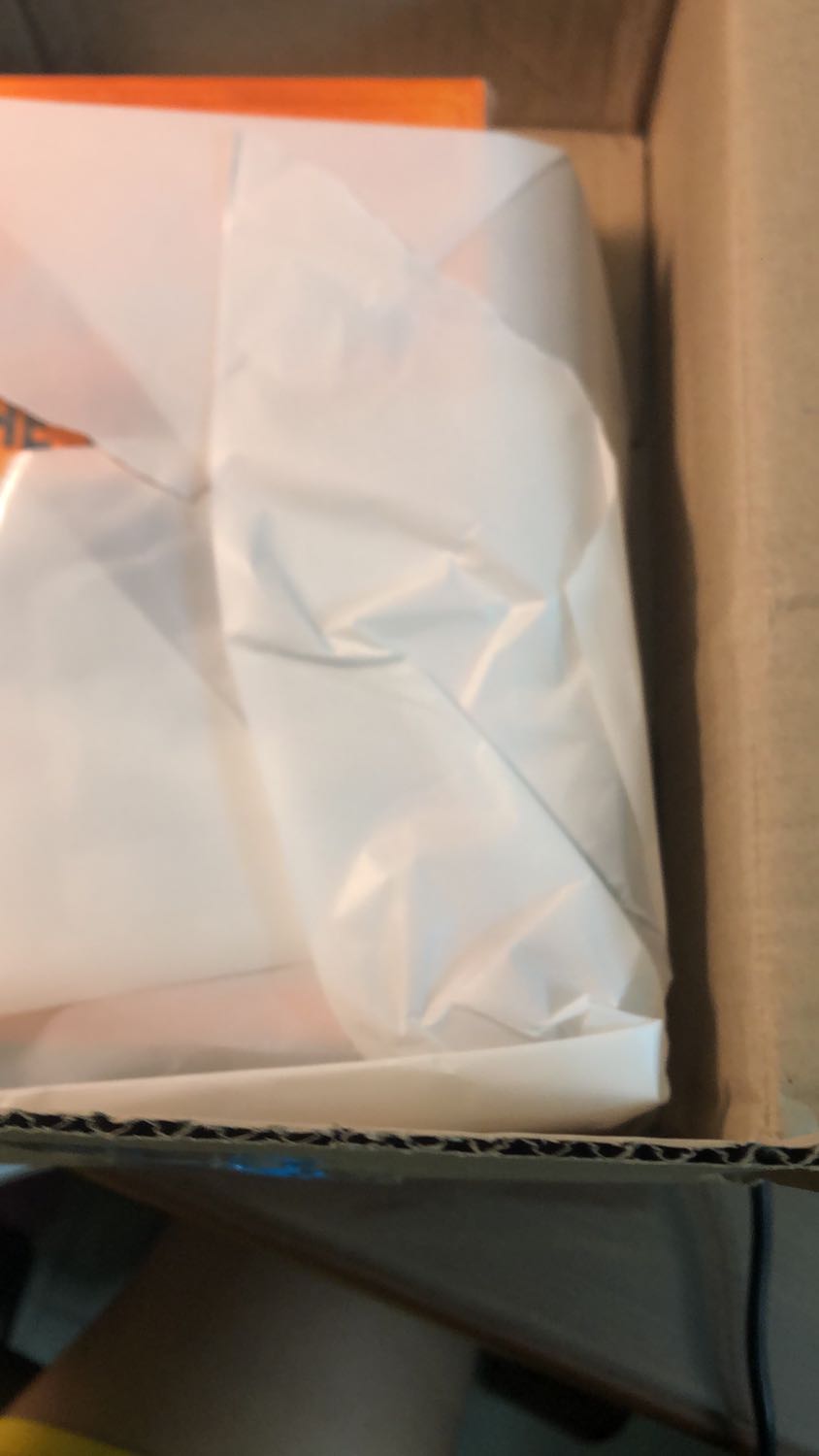 Giao hàng rất nhanh, sách chính hàng còn mới. Lần này hơi bất ngờ vì TIKI có đóng nylon cho từng quyển nhưng ko có thêm lớp chống sốc hay bong bóng gì hết. Vẫn 4 sao do làm ko tới nha.