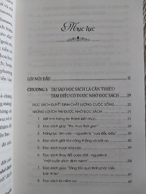 Mình xin gửi các bạn quyển sách cùng tác giả và mục lục của "Đọc nhiều nhớ được bao nhiêu". Với mình, quyến sách giống như một cẩm nang dành cho ai muốn rèn luyện kỹ năng đọc sách nói riêng và học tập nói chung. Sách đề cập các vấn đề xoay quanh đọc sách với 1 trình tự rõ ràng: Lợi ích của đọc sách, nguyên nhân đọc nhiều sách rồi quên nội dung, các cách đọc hiệu quả, cách chọn, mua, bảo quản sách và đặc biệt có 1 chương riêng dành cho sách điện tử. Với niềm đam mê học tập vô tận, tác giả đã tiếp cận vấn đề với ngôn từ gần gũi, ví dụ thực tế cùng nền tảng khoa học sẽ giúp các bạn yêu việc đọc sách hơn, từ đó phát triển bản thân và gặt hái được nhiều thành công trong tương lai.