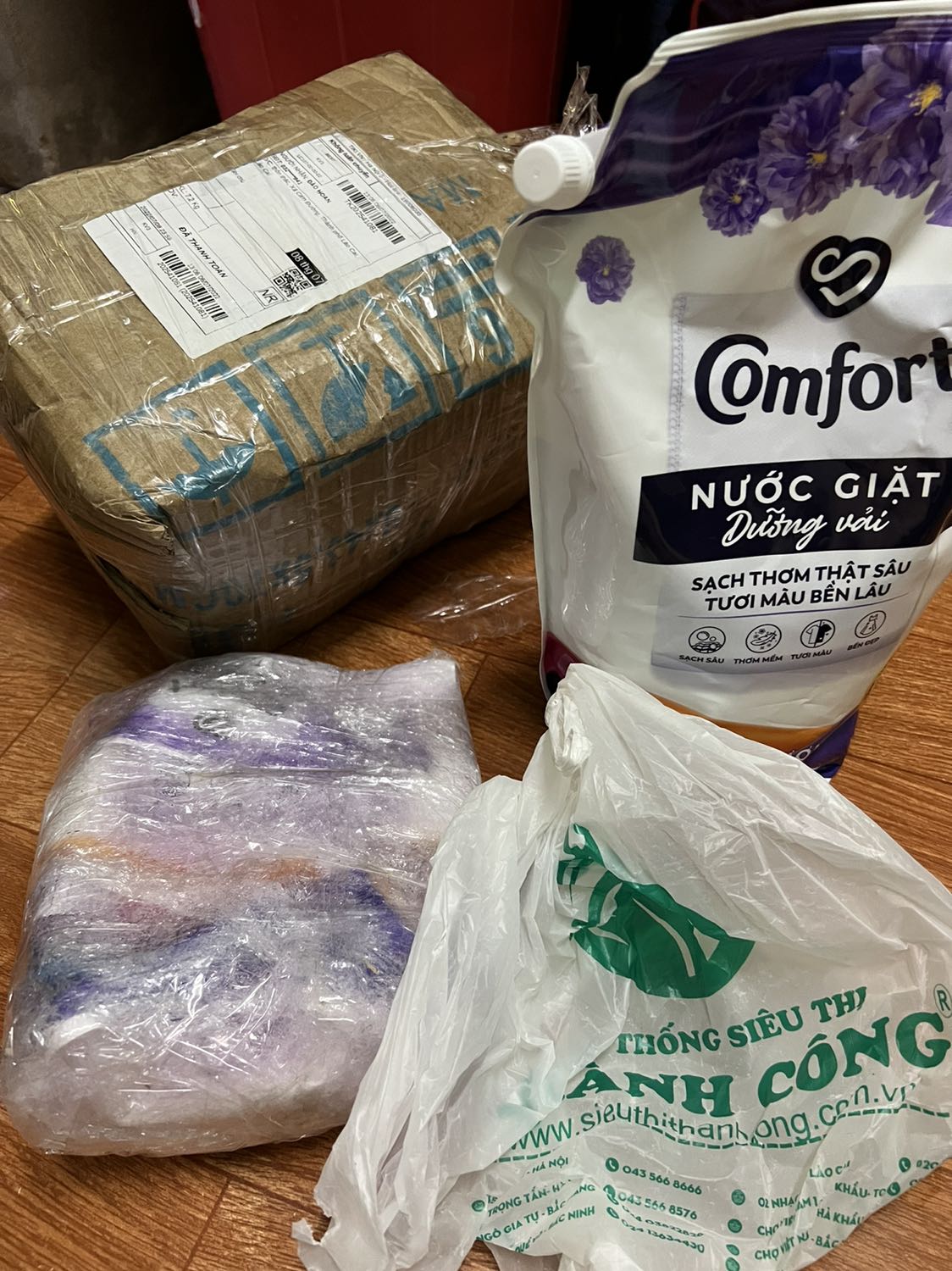 Thứ1: giao hàng trễ không hề liên hệ khách tự ý báo khách vắng nhà không giao được
Thứ2: Đặt 2 gói nhưng 1 gói bị vỡ tè le hết và còn cố tình bọc lại gói bị vỡ. 
Mong tiki xem giúp