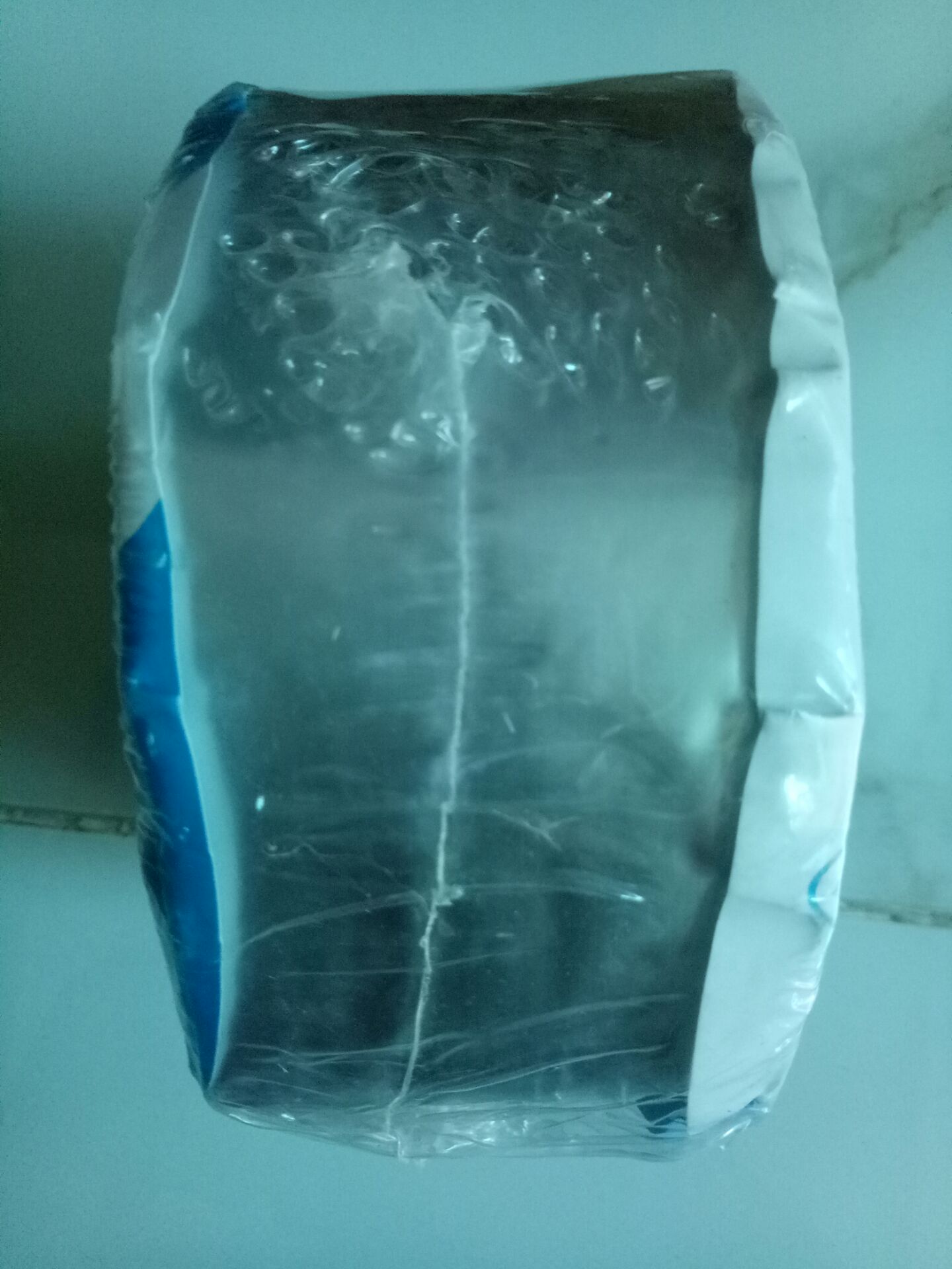 Mình  mới nhận hàng giá 24.400đ. Xem kỹ và so sánh với hình trên Tiki thì thấy có vài chi tiết khác, hình cái lá không giống, các 2 thông số khác cũng không giống,  hình ảnh trên Tiki thì mặt băng dính là caro còn của mình nhận được thì phẳng trơn. Chưa bóc sử dụng nên không biết chất lượng như thế nào nên mình để 3 sao. Tiki cho mình hỏi luôn là băng keo dán này có mấy loại vậy? Theo những hình chụp của sản phẩm mình nhận được thì công dụng có giống với công dụng của sản phẩm mà Tiki giới thiệu trên trang hay không? Cảm ơn Tiki.