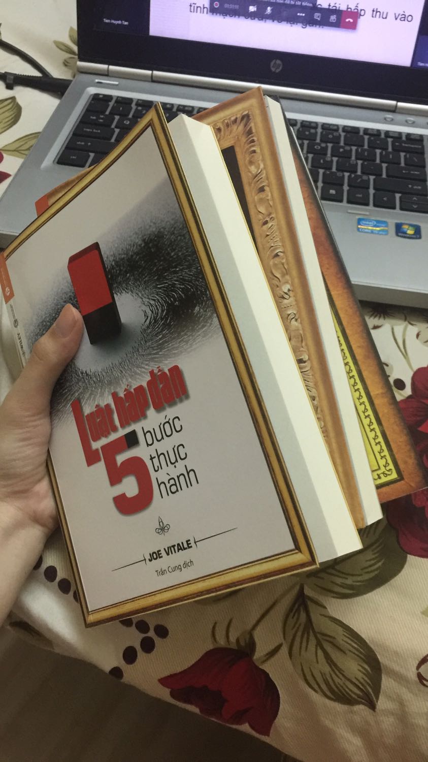 Mua sách bên tiki lúc nào mình cũng yên tâm hết rồi, sách mới k bị nhăn hay bị dơ gì cả, nhưng kì này mik k thích thái độ giao hàng bên tiki mình đã ghi trên địa chỉ cần giao mà vẫn gọi là nhận hàng đc ở đâu? Câu đầu tiên là hỏi z r thái độ khó chịu nên mình k thích chỉ muốn góp ý cho dịch vụ tiki tốt hơn thôi, lúc trc có chị giao hàng cho mình rất dễ thương