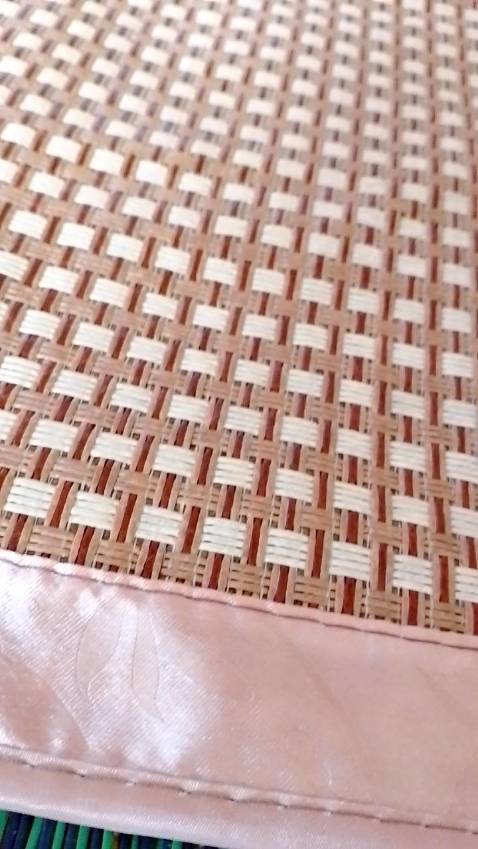 Sản phẩm đúng như mô tả, shop đóng gói đầy đủ, cẩn thận, giá sale tốt. Màu sắc sạch sẽ, sợi mây đan chéo, dễ vệ sinh, đặc biệt không có mùi. nằm phòng điều hòa khá mát chứ không bị lạnh lưng như chiếu trúc - gấp gọn khá dẻo, mềm, không bị gẫy như nhiều chiếu cói khác! nói chung với tầm giá này thì ok!