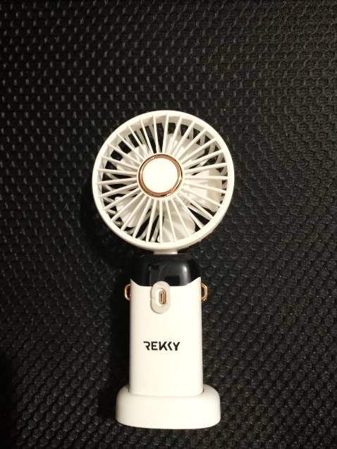 Quạt mát nhỏ gọn mà có võ mua cho con mang đi học đi chơi mà ko ngờ pin dùng được lâu thế mình dùng được tầm 8 tiếng mới hết pin