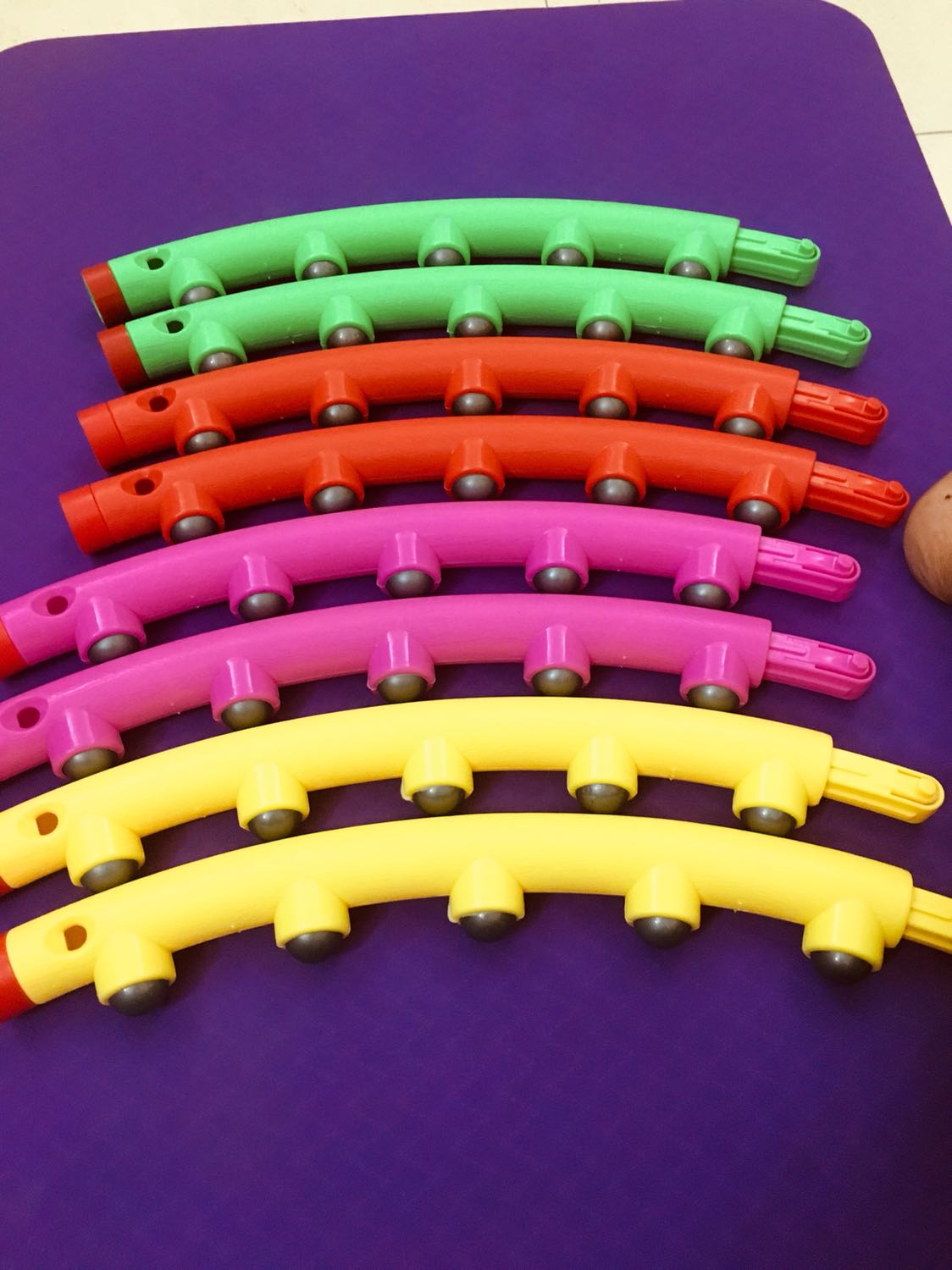 Vừa đi làm về thì thấy ship giao hàng
hơi muộn xíu nhưng mở hộp ra thấy màu rất oki, kiểm tra chất liệu thấy đúng như mô tả 98cm , lại có bi masage đánh mỡ bụng hiệu quả lắm ạ, mà rất thoải mái

à vòng tháo nắp rất dễ lên thuận tiện mang đi lại để tập mọi lúc mọi nơi
Lần trước mua thảm rất hài lòng, Thêm vòng lắc éo này nữa quá ưng. 
Lần sau sẽ ủng hộ miDoctor nhiều hơn!