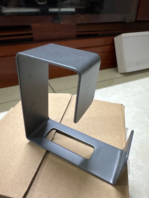 Móc dày dặn, chắc chắn, dùng keo dán, có thể chịu lực tốt