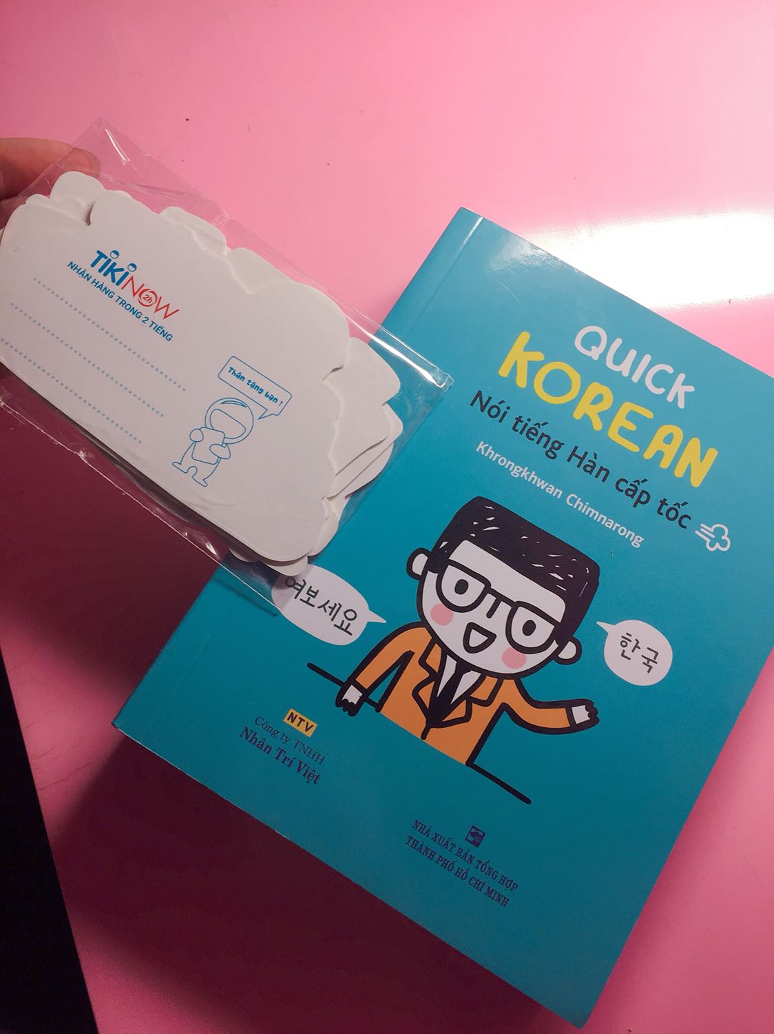 Giao hàng nhanh. Sách đẹp. Gói hàng rất cẩn thận. Mình rất hài lòng. Kèm quà tặng rất dễ thương ☺️thái độ của shipper hơi khó chịu. 158k nhưng lại thu 160k. Một chút tiền vậy không quan trọng nhưng thái độ thì không hài lòng chút nào