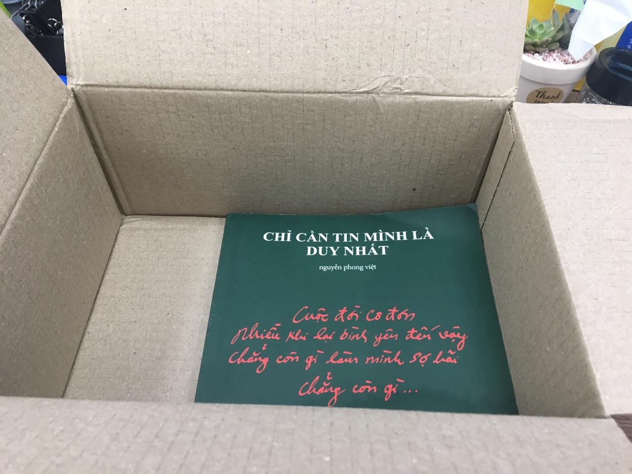 Sách ko có bao bì, bị ố vàng do đã từng thấm nước, cong vênh trầy xước. Đựng trong 1 thùng giấy lớn mà ko có chèn chặn gì. Lần thứ 2 order hàng trên Tiki mà nhận được sản phẩm đóng gói tệ. Thất vọng!!!