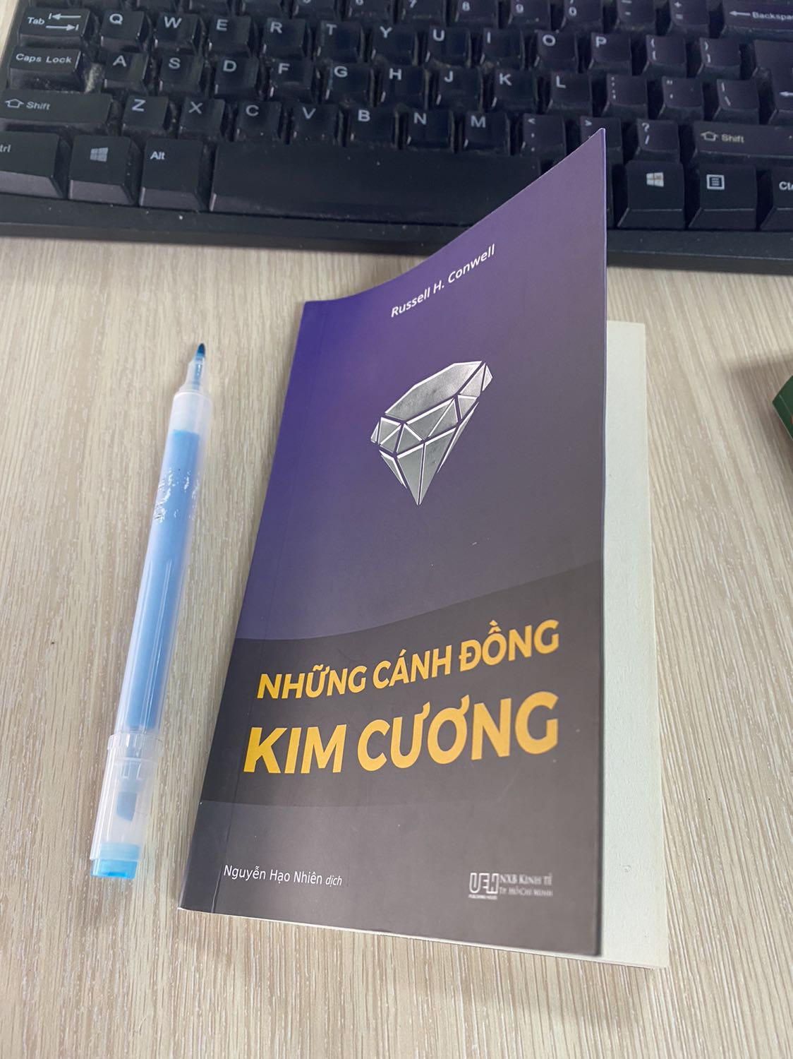 Sách tuy nhỏ và chỉ 70 trang nhưng có những cái rất hay
Đọc chỉ vèo cái xong nhưng khá lôi cuốn