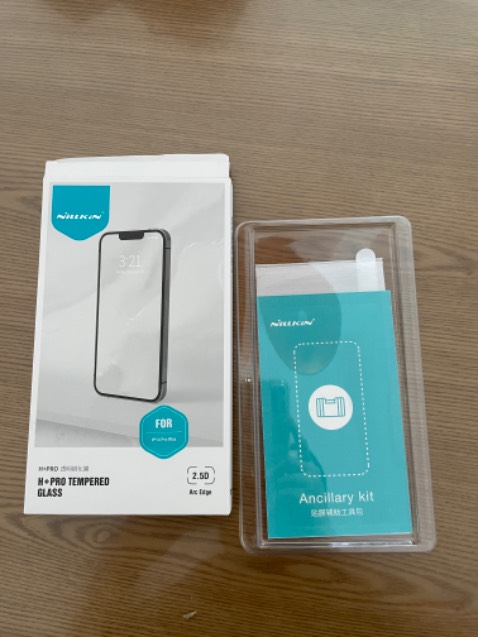 Miếng dán vừa vặn, thao tác khá dễ để dán vào. tuy nhiên giao hàng trễ hơn so với dự kiến