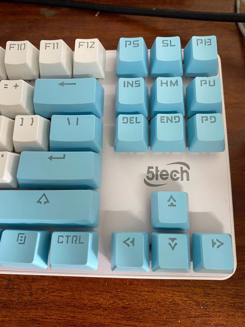 Đầy đủ hình ảnh cho ae tham khảo em này. Màu gì mà đẹp quá trời, đúng cơ xịn luôn, bấm nghe kêu thì đã cái tai, phím nhạy, led lủng quá đẹp, tàm giá này là quá ổn áp rồi, lad tối bật nhìn rõ các phím luôn, mà công nhận shop giao hàng gì nhanh dữ, hôm nay đặt hôm sau có luôn chứ nị, làm em hoang's mang tưởng lộn. nhắn tin hỏi shop thì reo nhanh, nhiệt tình, bảo hành hẳn 12 tháng lận luôn, còn được đi kèm mấy nút cho ae thay nữa, hộp ngoài thì cứng cáp ổn. quá ưng cho 5 sao