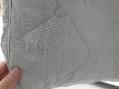 Vải sờ vào thô cứng, chứ không mềm mát. Ai mua thì nên cân nhắc.