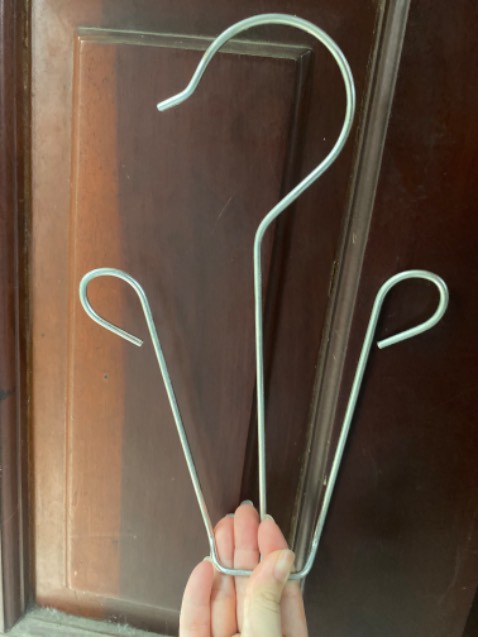 Móc dày dặn, chắc chắn, thời tiết nắng mưa thất thường treo giày dép ok