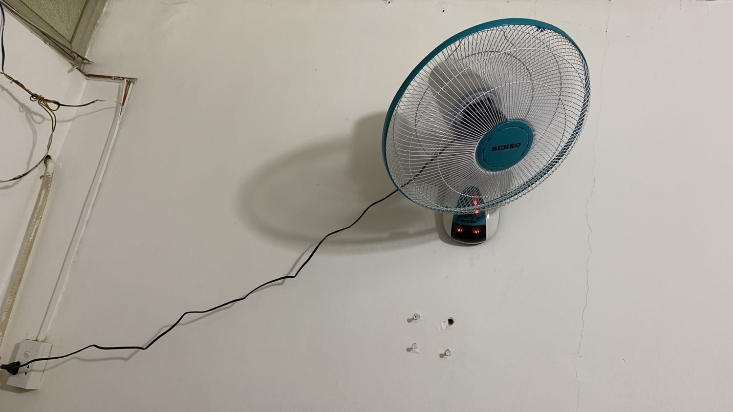 Hàng chuẩn Senko, đủ linh phụ kiện đi kèm. Remote cũng có pin AAA x2. Góc làm việc của mình giờ mát rượi luôn :D Tốc độ Low mà mát rồi. Lại có đèn định vị trong tối nữa dễ bấm remote.
Cảm ơn Tiki và Senko! Hàng chuẩn Senko, đủ linh phụ kiện đi kèm. Remote cũng có pin AAA x2. Góc làm việc của mình giờ mát rượi luôn :D Tốc độ Low mà mát rồi. Lại có đèn định vị trong tối nữa dễ bấm remote.
Cảm ơn Tiki và Senko!