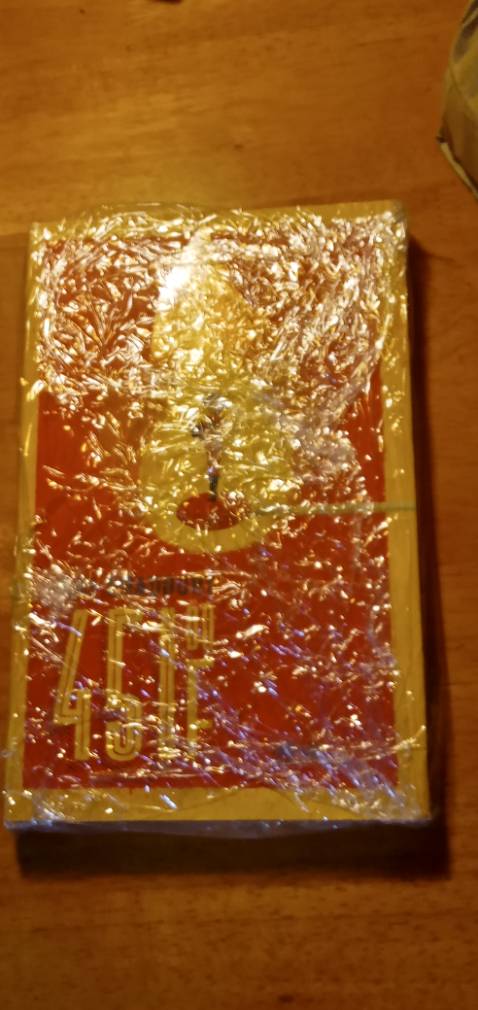 Sách này bìa cứng luôn á mọi người. Bề ngoài thì cực kì đẹp, nói chung sách của nhã nam thì đẹp và chất lượng khỏi bàn rồi. Có điều lần này tiki gói hàng hơi ẩu, làm sách của mình bị như trong ảnh...