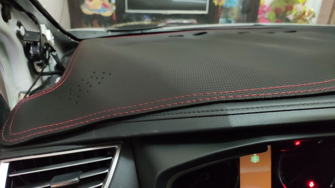 Không được ôm theo xe lắm, theo bên này thì thiếu bên kia