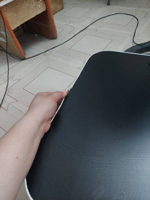 Bàn không như mô tả trên video quảng cáo, sản phẩm hư hỏng cạnh bàn như hình.