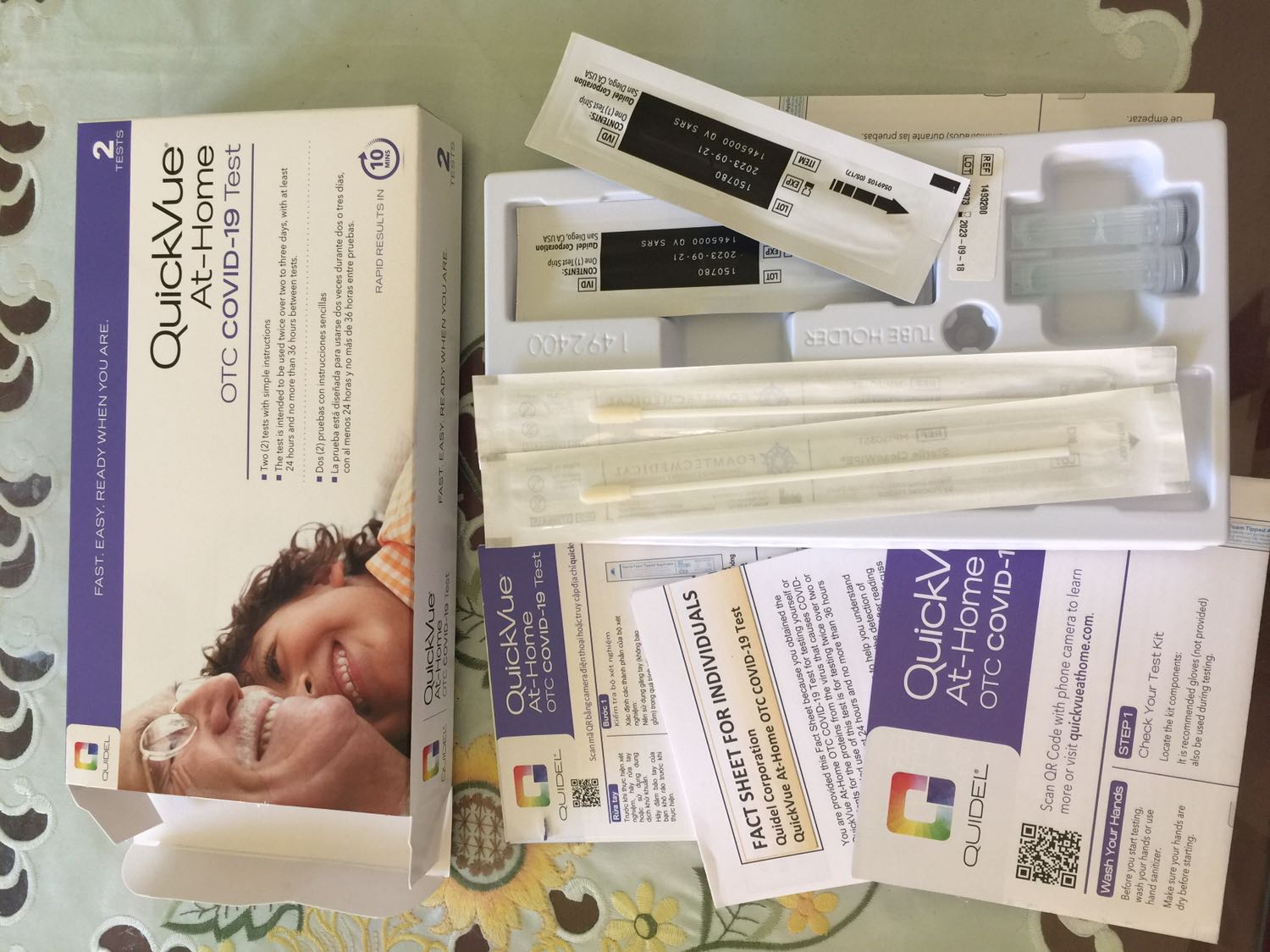 Hàng đẹp, đầy đủ hướng dẫn trong hộp nên dễ dàng làm theo . Có khay giữ ống đứng trong hộp nên tiện hơn khi lấy mẫu. Lấy mẫu nhẹ nhàng, không cần chọt sâu nên không đau. Nguời nhà bên Mỹ có giới thiệu que này nhưng các nhà thuốc không thấy có, nay mua đuợc hàng chính hãng trên tiki, có công ty phân phối tem mã đàng hoàng nên rất yên tâm.