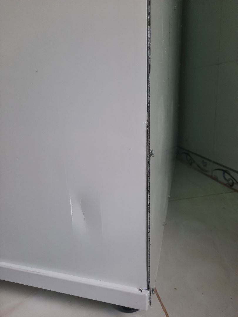 Sản phẩm có chất lượng KHÔNG TỐT do:
- Chất lượng nhựa không tốt, mua về thấy đã bị nứt (chắc do lúc vận chuyển). 
- Đã vậy vận chuyện lại sơ sài, dùng xe máy vận chuyển mà không có lớp xốp hay gì bảo vệ tủ thì bảo sao tủ chả nứt khi có va đập. 
- Mặt sau của tủ thì chỉ là một tấm nhựa mỏng khiến tủ nhìn yếu và không đẹp. 
- Lắp ráp tủ cũng chưa tốt. còn có khe hở giữa cánh tủ và thân tủ. 
- Chất lượng vậy mà giá 1,4 triệu là đắt. 
Tóm lại, KHÔNG NÊN MUA SẢN PHẨM NÀY nhé mọi người.