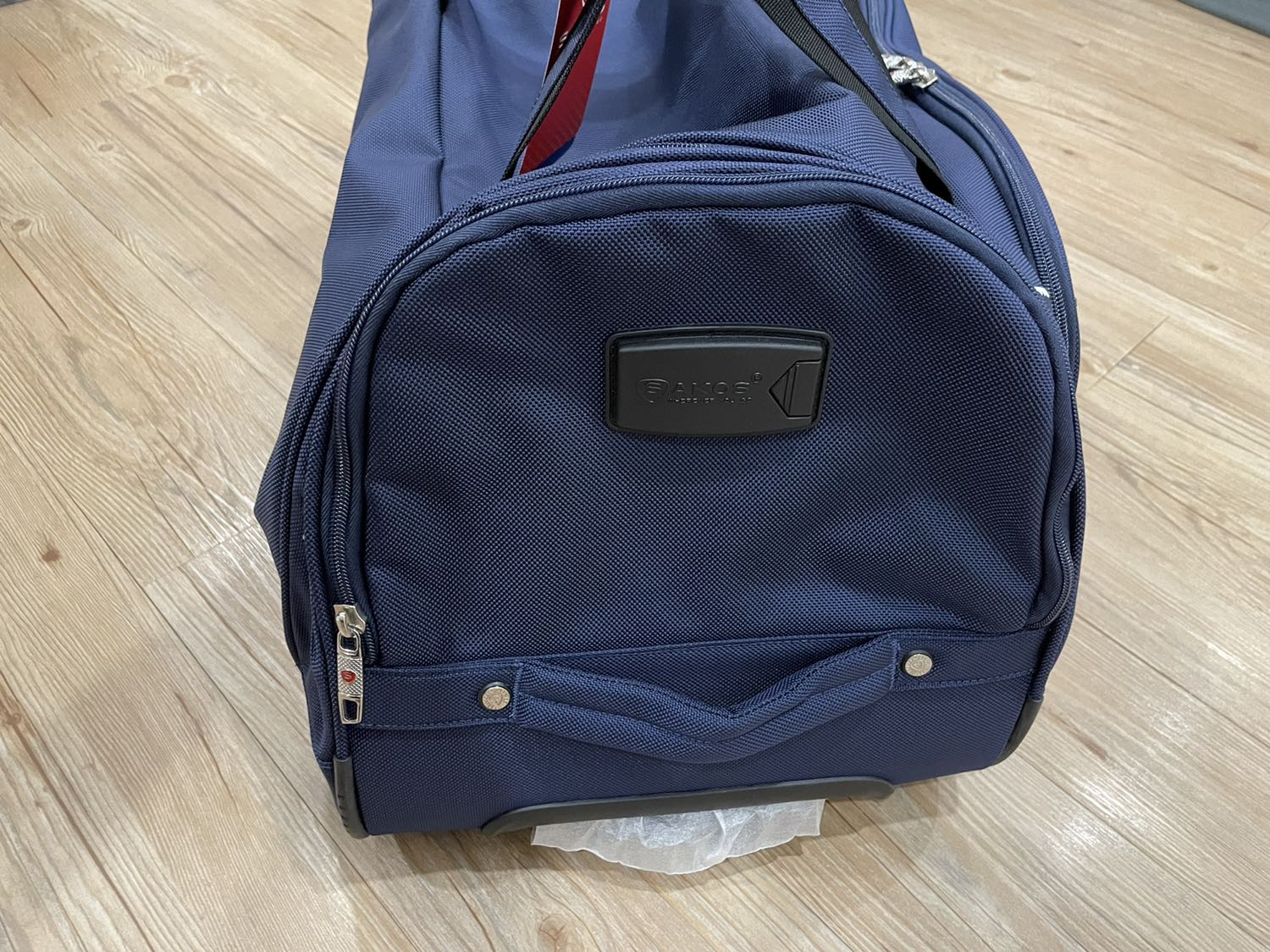 Đẹp xuất sắc. Form và chất liệu rất chất. Tay kéo và bánh xe rất êm. Shop đóng gói để giao hàng rất nhanh. Cảm ơn shop.