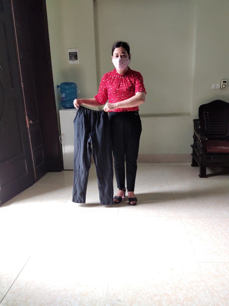 mình ko có nhà vợ mình nhận hàng hộ ko đúng mẫu trên nhìn như quầ chun ko phải quần âu. hãng có đổi lại đc ko. hơi thất vọng. nhìn chán quá