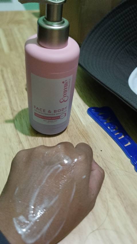 Cho 4 sao vì giao hàng nhanh, còn Kem dạng nước, bôi mà như không bôi ý, dưỡng cho da mềm thì ok còn muốn lên tong thì không nên dùng loại này