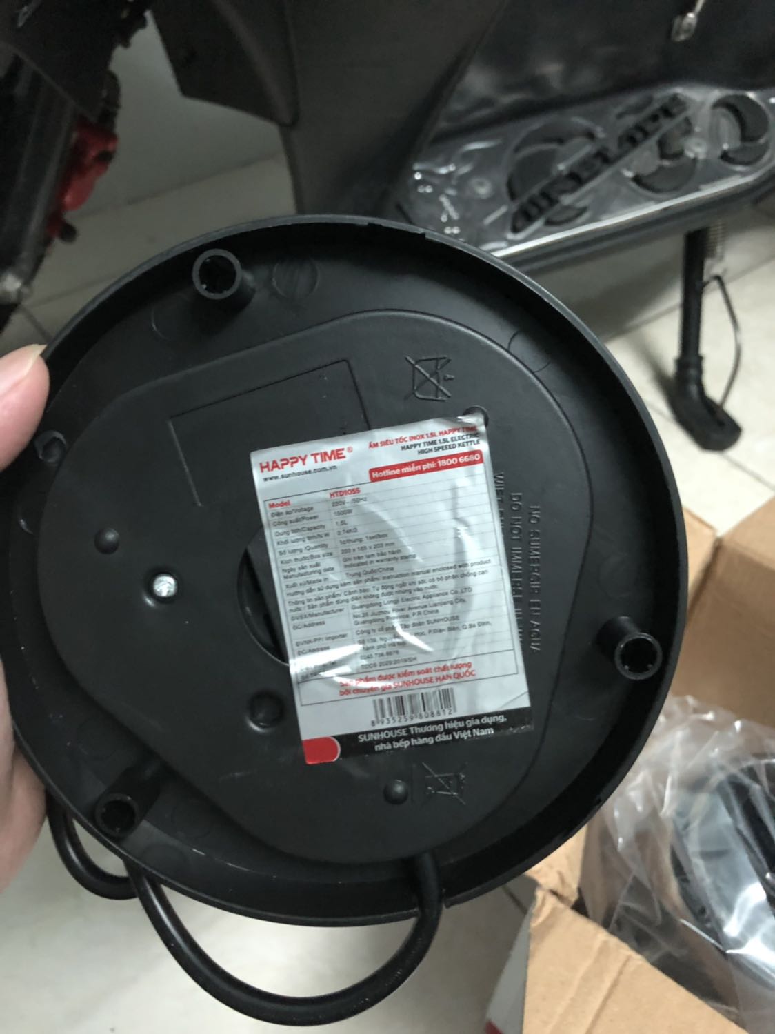 Giao hàng trễ 5 ngày. Thùng móp méo, tem nhăn nhúm. Đặc biệt đế và bình không khít nên khi đặt lên đế bình lắc lư như bập bênh. Đề nghị tiki xử lí giúp mình trường hợp này gấp!