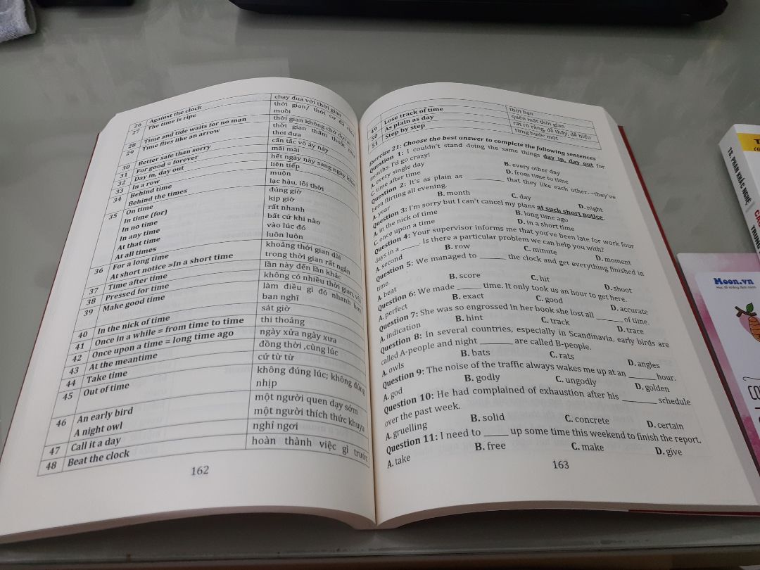 Bạn nào muốn tìm sách có cực nhiều idioms và colocations thì quyển này sẽ đáp ứng yêu cầu đó. Tuy nhiên xét về khoảng hỗ trợ ứng dụng những thứ đã học thì mình không đánh giá cao quyển này. Vì bài tập cũng tương đối ít, mà lượng idioms, collocations rất khủng nên mình nghĩ sẽ hơi khó khăn để có thể luyện áp dụng mấy cụm từ đã học. Bản thân mình mong muốn quyển này có thể đưa ra nhiều ví dụ hơn, hoặc ở mỗi cụm từ thì cho một ví dụ đơn giản để dễ hình dung cách sử dụng thì sẽ tăng tính hiệu quả cao hơn.