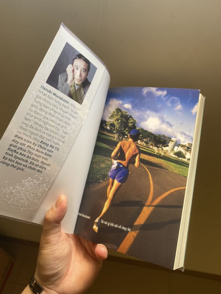 Tiki ship nhanh sách đến sớm. Rất vui vì mình đã dùng bookcare. Sách rất hay cho những ai chạy bộ hoặc đang bền bỉ chạy trên một con đường nào đó. Không chỉ về tinh thần thể thao, bác Haruki chia sẻ về những triết lý sống thông qua những cuốc chạy. Như một lời tâm sự từ thế hệ đi trước, các bạn trẻ nên đọc để thấy được góc nhìn của người từng trải và có được chiêm nghiệm cho riêng mình. Mọi người cũng nên trải nghiệm bộ môn chạy bộ, một vòng công viên, dọc cung đường biển là đủ để hiểu hơn về cuốn sách
