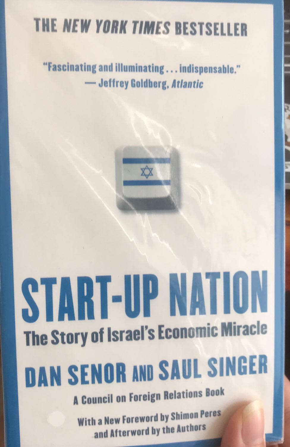 Sách nhỏ gọn nhẹ, to hơn pocket size một tí. Giảm giá rất rẻ