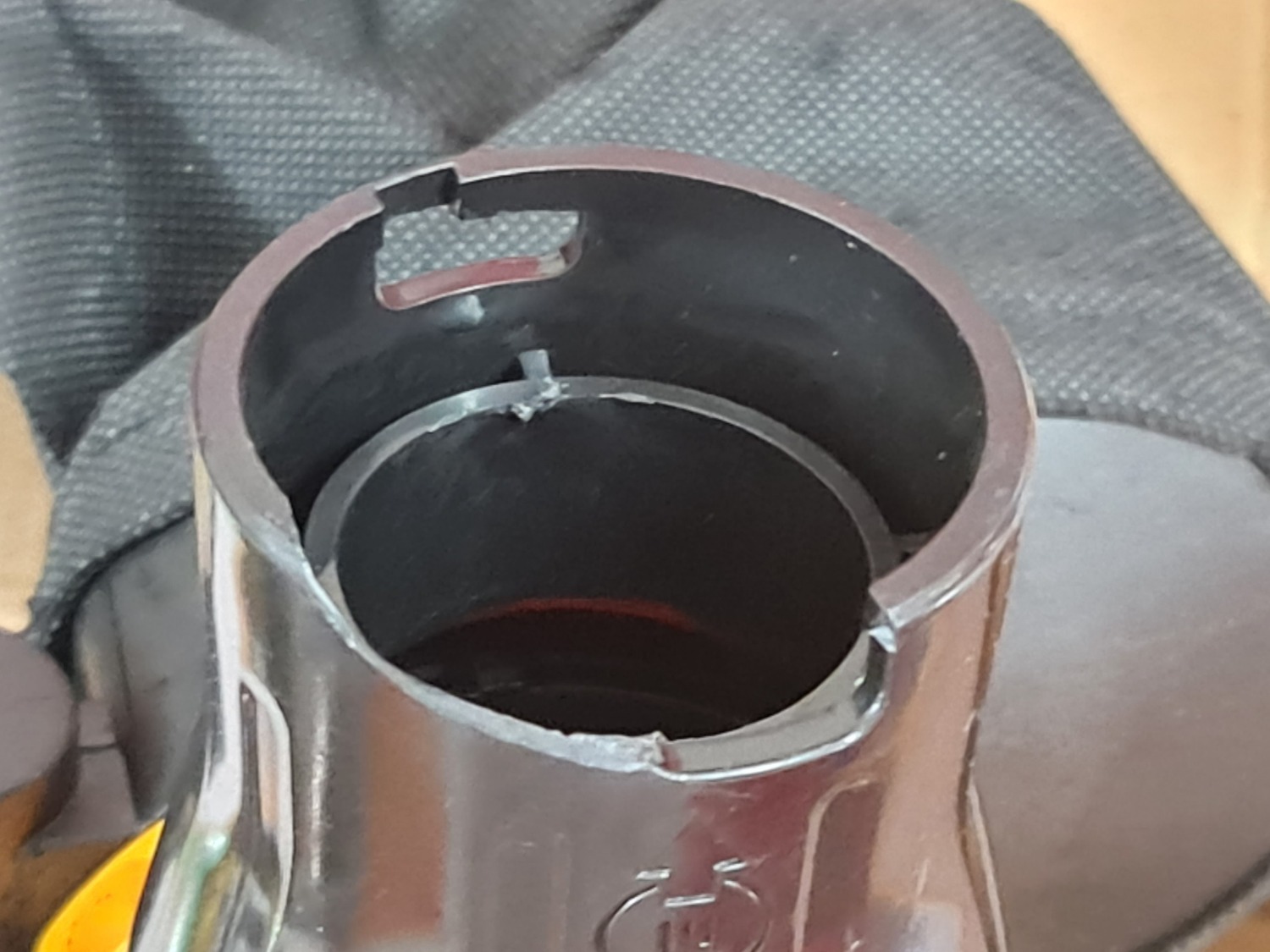 Máy khá bẩn, gãy phần đầu cổ hút gió, yêu cầu đổi trả lại sản phẩm