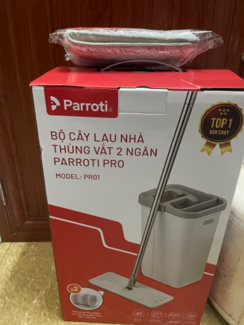 Mình đọc review khá nhiều trước khi ra quyết định chọn Parroti. Hàng đóng gói cẩn thận, thử dùng khá ok, cây lau nhẹ không nặng, có thể điều chỉnh chiều dài. Khả năng vắt cũng ổn không bị xĩnh nước. 
Còn về độ bền thì để sử dụng thêm nha.